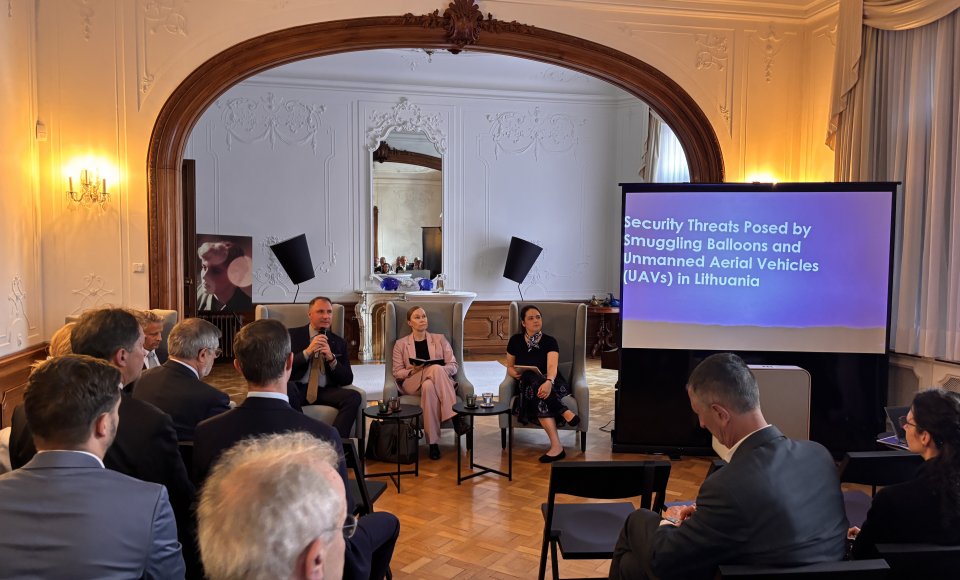 Lietuvos ambasada Austrijoje kartu su partneriais organizavo renginį „Nuo pasirengimo prie praktikos: visuomenės atsparumo hibridinėms grėsmėms įgyvendinimas“ 